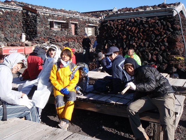 [富士登山 休憩中](53/80)